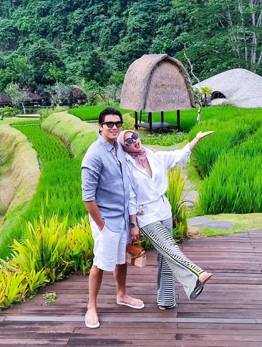 Gaya liburan Syahrini dan Reino di Bali bisa jadi inspirasi couple goals. Keduanya tampil serasi mengenakan busana nuansa putih dan abu-abu. @princessyahrini.