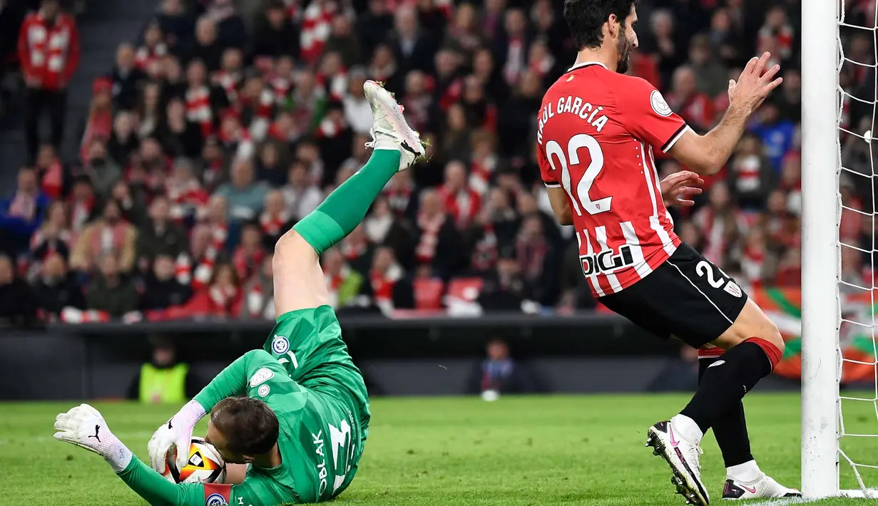 Los Leones bermain efektif sejak menit awal laga. (ANDER GILLENEA/AFP)