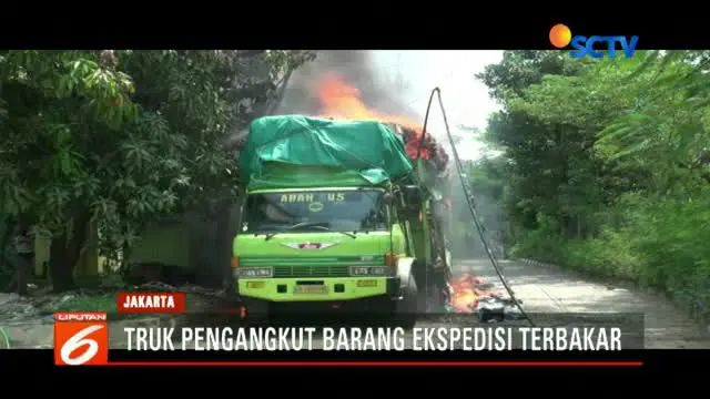Truk bermuatan barang ekspedisi hangus terbakar di komplek pertokoan Jalan Gunung Sahari Raya, Pademangan, Jakarta Utara.