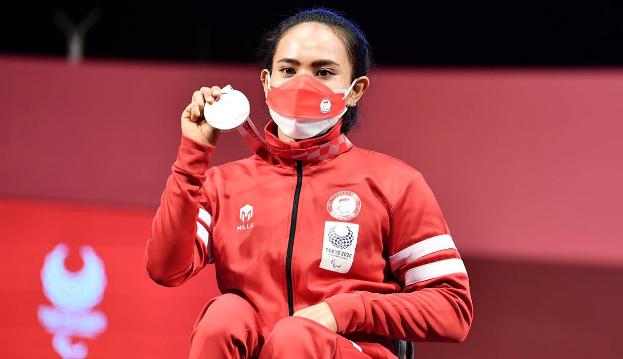 Atlet angkat berat putri Indonesia, Ni Nengah Widiasih berhasil meraih medali pertama bagi Kontingen Indonesia dalam ajang Paralimpiade Tokyo 2020 di Tokyo International Forum, Kamis (26/8/2021). Atlet asal Bali ini sukses meraih medali perak di kelas 41 kg putri. (Foto: Dok. NPC Indonesia)