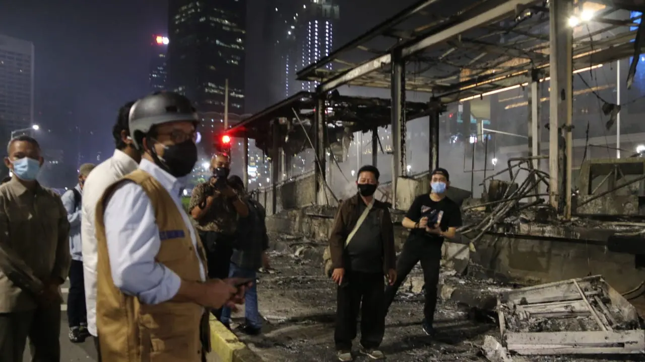 Gubernur DKI Jakarta Anies Baswedan meninjau lokasi sejumlah Halte Transjakarta yang dirusak oleh pendemo UU Cipta Karya. (Dok: Humas Pemprov DKI Jakarta)