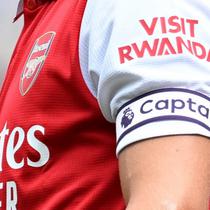Logo "Visit Rwanda" terlihat di lengan gelandang Arsenal asal Norwegia, Martin Odegaard, dalam pertandingan persahabatan klub antara Arsenal dan Sevilla di Stadion Emirates, London, pada 30 Juli 2022. (JUSTIN TALLIS/AFP)