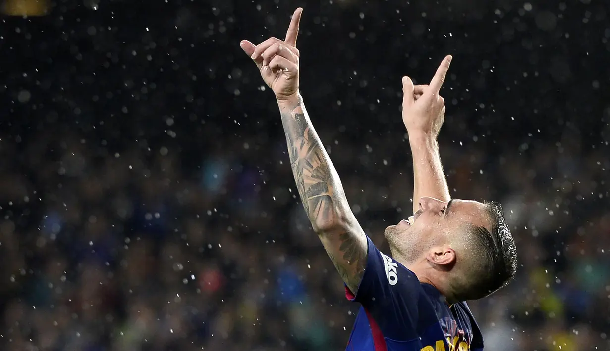 Pemain Barcelona, Paco Alcacer merayakan golnya ke gawang Sevilla pada lanjutan La Liga Santander di Camp Nou stadium, Barcelona, (4/11/2017). Barcelona menang 2-1. (AFP/Josep Lago)