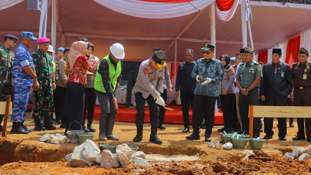 Peletakan batu pertama gudang ketahanan pangan berkapasitas 18.000 ton milik Polda Lampung. Foto : (Istimewa).