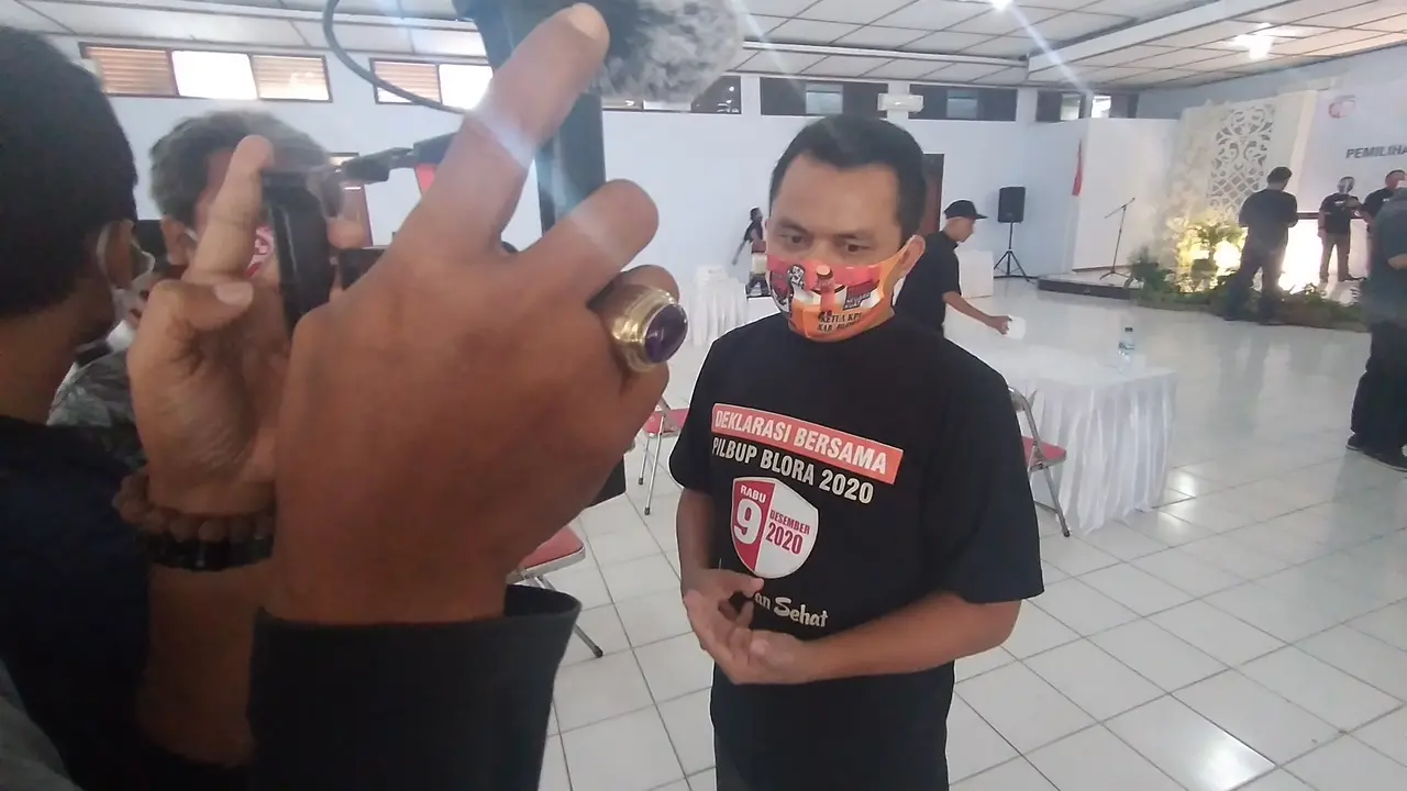 Ketua KPU Kabupaten Blora, Muhammad Khamdun, saat diwawancarai sejumlah wartawan. (Liputan6.com/Ahmad Adirin)