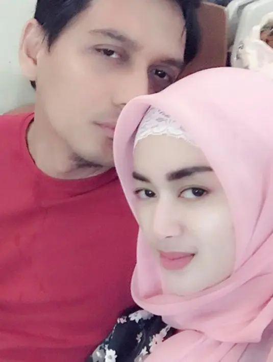 Pernikahan Lucky dan Tiara memang terbailang masih seumur jagung, namun pasangan yang selalu menunjukan kemesraan ini kabarnya akan segera berpisah. Selain itu muncul kabar keduanya hanya melakukan pernikahan kontrak. (Instagram/tiaradewireal)