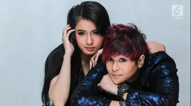 Momen kedekatan musikus Mitha The Virgin bersama DJ Citra Anidya Pratiwi di Jakarta, Selasa (20/3). Mitha dan DJ Citra tergabung dalam Black Champagne. (Liputan6.com/Faizal Fanani)