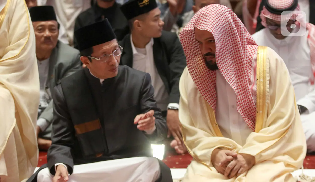 Imam Besar Masjid Nabawi Syekh Ahmad bin Ali Al Hudhaify juga menjadi imam saat salat Jumat bersama ribuan jamaah di Masjid Istiqlal. (Liputan6.com/Herman Zakharia)