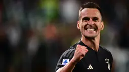 Pemain Juventus, Arkadiusz Milik merayakan golnya ke gawang Lecce pada laga lanjutan Liga Italia 2023/2024 di Allianz Stadium, Juventus, Italia, Rabu (27/09/2023). Gol Milik berhasil memutus rekor tak terkalahkan Lecce pada musim ini. (AFP/Marco Bertorello)