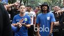 Kim Jefrey, Haryono, Atep dan para pemain Persib Bandung bersiap mengikuti jalan santai di Stadion Siliwangi, Bandung, Minggu (2/4/2017. Jalan Santai ini merupakan rangkaian dari Peluncuran Tim Persib Bandung. (Bola.com/Nicklas Hanoatubun)