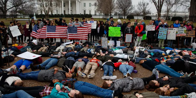 Demonstran Berbaring di Depan Gedung Putih