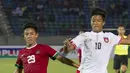 Pemain Myanmar Win Naing Tun (kanan) berebut bola dengan pemain Timnas Indonesia U-19, Firza Andika pada laga grup B AFF U-18 2017 di Yangon, Myanmar (5/9/2017). Timnas Indonesia U-19 menang 2-1. (AP/Thein Zaw)