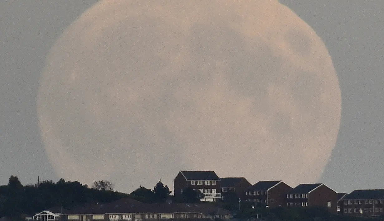 Fenomena alam Supermoon terlihat di atas langit Brighton, Inggris, Minggu (27/9). Gerhana Bulan Supermoon (Bulan merah darah) kembali menampakkan keindahannya setelah 18 tahun tidak terjadi. (REUTERS/Toby Melville)