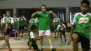 Sebanyak 36 siswa  MILO School Competition 2015, mendapatkan pelatihan fisik Pelatih Timnas, Rexy Mainaky di Gedung Pelatnas PBSI, Cipayung, Rabu (25/11/2015). (Bola.com/Nicklas Hanoatubun)