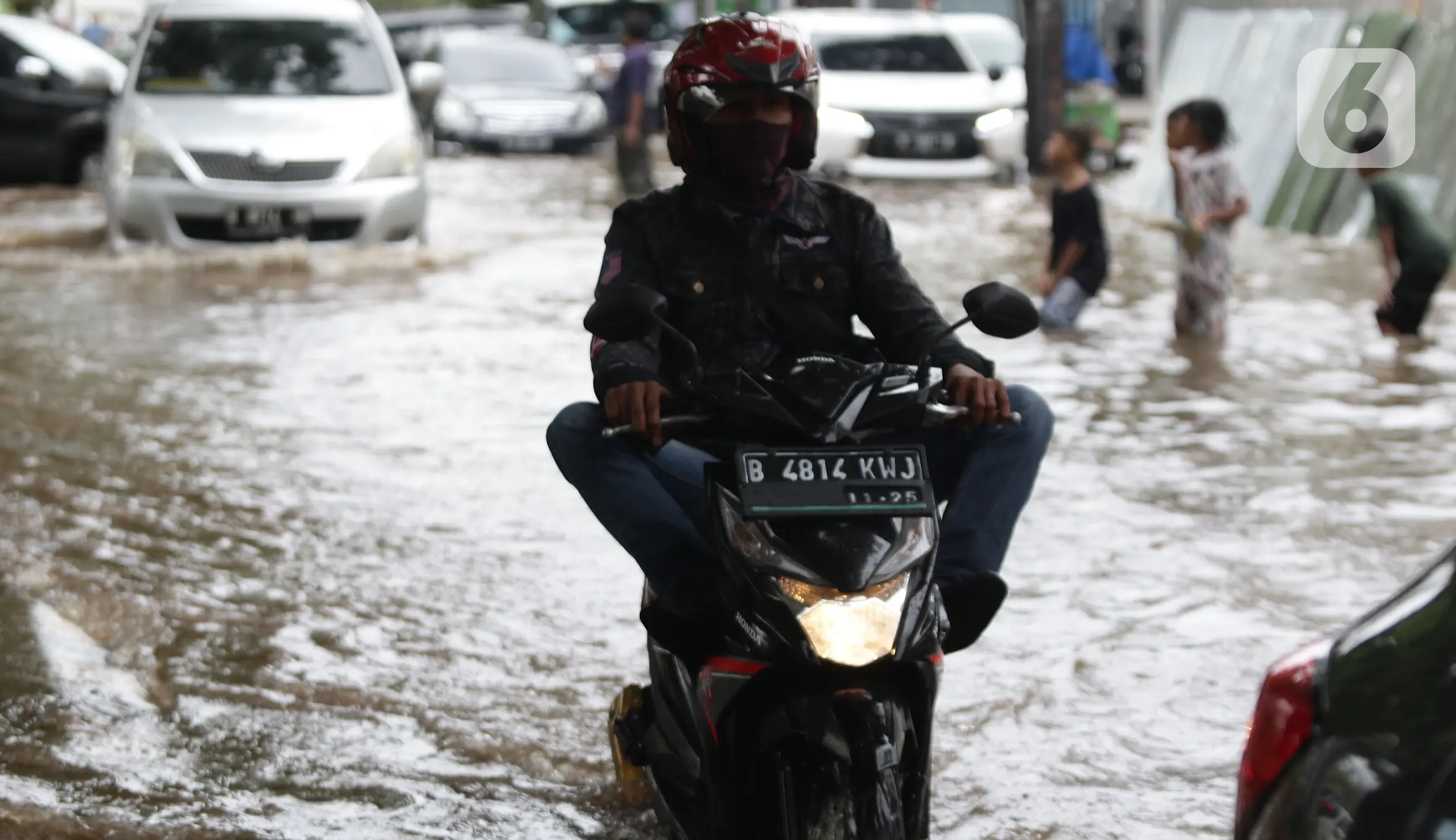 FOTO: Sebagian Jalan Bungur Besar Raya Tergenang Air - Foto Liputan6.com
