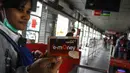Dengan pemberlakuan e-ticketing, diharapkan bisa mengurangi antrean di loket halte Transjakarta, (23/10/14). (Liputan6.com/Faizal Fanani)