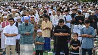 Sejak pagi hari, ribuan umat muslim memenuhi dua ruas jalan di kawasan Jatinegara, Jakart Timur yakni Jalan Jatinegara Barat dan Jalan Matraman Raya, Kelurahan Bali Mester. (BAY ISMOYO/AFP)