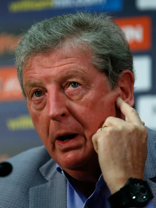 Roy Hodgson mendengarkan pertanyaan wartawan saat menggelar konferensi pers di Stadion Wembley, Inggris (16/5). Hodgson juga menyatakan dua pemain Leicester City Jamie Vardy dan Danny Drinkwater akan ikut ke piala Eropa 2016. (Reuters/Andrew Couldridge)