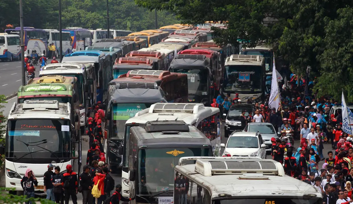 Kemacetan terjadi di kawasan Sudirman, Jakarta, Kamis (1/5/14). (Liputan6.com/Johan Tallo)