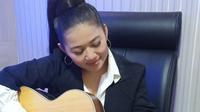 Penyanyi Tiara Marleen (https://www.instagram.com/p/CWxwk3JlhH8/)