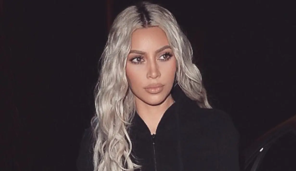 Seorang penggemar mendapatkan tanda tangan Kim Kardashian di airport. Saat bertemu, ia mengatakan bahwa Kim sangat baik hati. (instagram/kimkardashian)