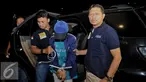 Petugas menangkap narapidana kasus pemerkosaan terhadap bocah AAP (12), yakni Rizal alias Anwar bin Kiman (26) di hutan kawasan Jasinga, Bogor, Jawa Barat usai kabur dari Rutan Salemba, Jakarta, Kamis (14/7). (Liputan6.com/Gempur M Surya)