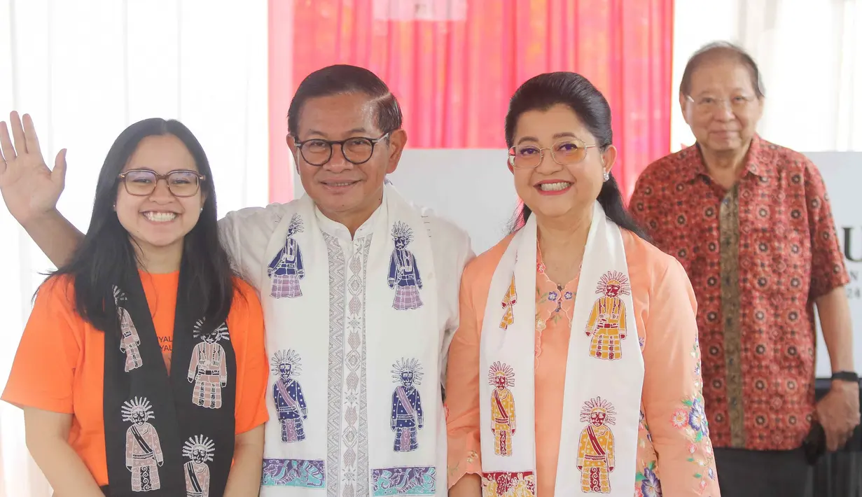 Saat menggunakan hak politiknya, Pramono Anung ditemani istrinya, Endang Nugraheni dan sang putri Hanifa Fadhila Pramono. (Liputan6.com/Herman Zakharia)