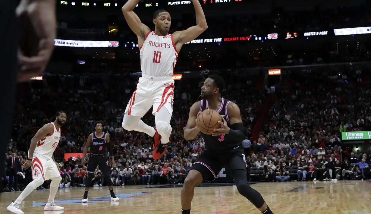 7. Aksi Dwayne Wade yang melakukan gerakan tipu kepada Eric Gordon dalam lanjutan NBA di American Airlines Arena, Jumat (21/12/2018). Miami Heat menang 101-99 taas Houston Rockets. (AP)
