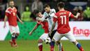 Bintang Argentina, Lionel Messi, berusaha melewati kepungan pemain Rusia pada laga persahabatan jelang Piala Dunia 2018 di Stadion Luzhniki, Moskow, Sabtu (11/11/2017). Rusia kalah 0-1 dari Argentina. (AP/Ivan Sekretarev)