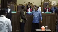 Wakil Presiden, Jusuf Kalla (ketiga kanan) menyapa Mantan Menteri ESDM, Jero Wacik usai menjadi saksi pada lanjutan sidang PK di Pengadilan Tipikor, Jakarta, Senin (13/8). Wapres Jusuf Kalla menjadi saksi meringankan. (Liputan6.com/Helmi Fithriansyah)