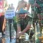 Danrem 132 Tadulako Sulawesi Tengah, Brigjend TNI Toto Nurwanto saat memimpin penanaman 2.000 bibit mangrove bersama personel Polri dan Pemprov Sulteng di Pantai Bamba, Kota Palu, Senin (15/5/2023). (Foto; Heri Susanto/ Liputan6.com).