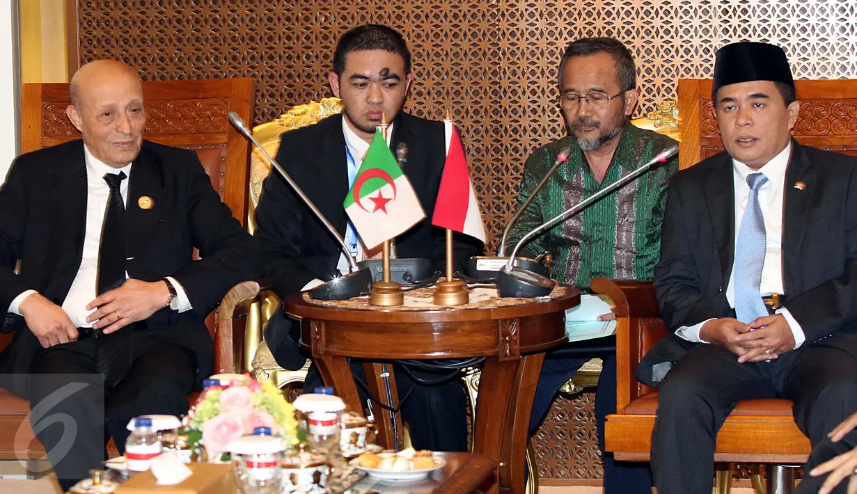 Ketua DPR Ade Komarudin (kanan) saat menerima Ketua Parlemen Republik Demokratik Rakyat Aljazair, Mohamed Larbi Ould Khelifa (kiri) membahas hubungan dagang Indonesia-Aljazair di Gedung DPR, Jakarta, Senin (7/3/2016). (Liputan6.com/Johan Tallo)