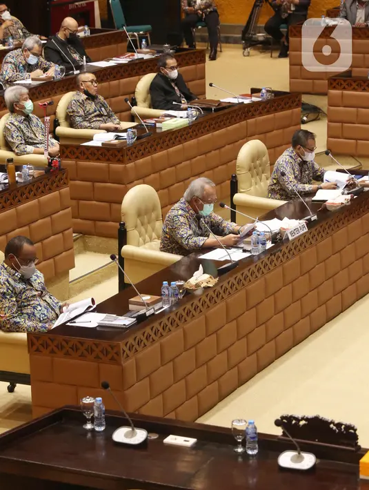 Menteri PUPR Basuki Hadimuljono (tengah) rapat kerja dengan Komisi V DPR RI di Senayan, Jakarta, Rabu (17/3/2021). Rapat membahas penanganan infrastruktur pascabencana dan pengembangan Food Estate dan Pembangunan Infrastruktur Ketahanan Pangan. (Liputan6.com/Angga Yuniar)