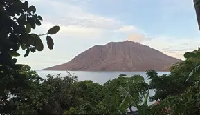 Kondisi Gunung Ruang yang terdapat di Kecamatan Tagulandang, Kabupaten Kepulauan Sitaro, Sulut, pada Senin (29/4/2024).