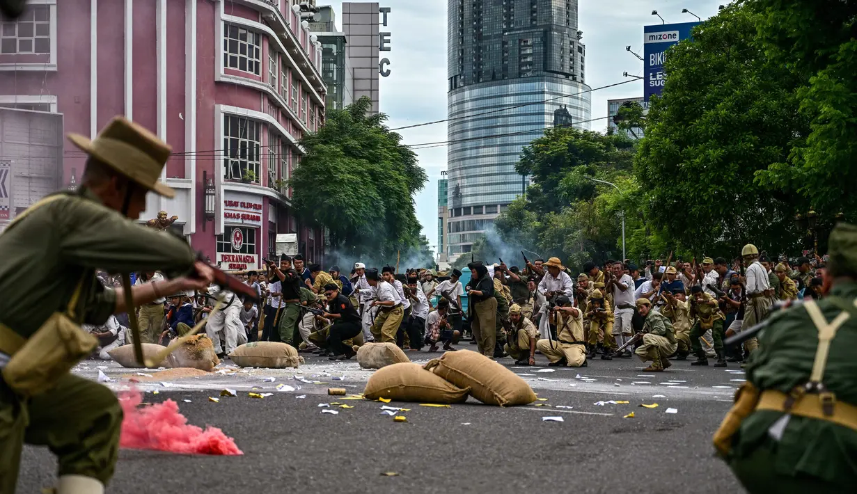 Anggota Komunitas Roode Brug Soerabaia dan Reenactor Indonesia berpartisipasi dalam reka ulang Pertempuran Surabaya, di Surabaya, Minggu 2 November 2025. Agenda tahunan ini menjadi cara pemuda dari Kota Pahlawan untuk menumbuhkan kembali api patriotisme lewat Parade Juang. (Juni KRISWANTO/AFP)
