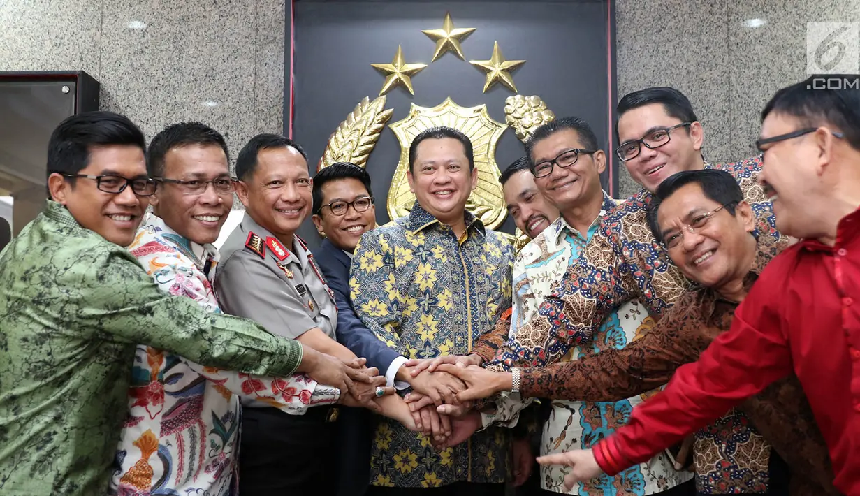 Kapolri Jenderal Polisi Tito Karnavian bersama Ketua Pansus Hak Angket KPK Agun Gunandjar Sudarsa dan Panitia Khusus Hak Angket KPK  foto bersama usai rapat konsultasi di Gedung Mabes Polri, Jakarta, Rabu (12/7). (Liputan6.com/Immanuel Antonius)