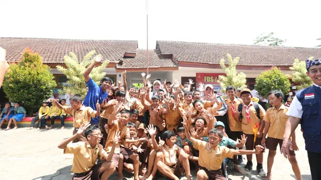 Para siswa di Banyuwangi sumeringah mendapat bantuan uang saku (Istimewa)