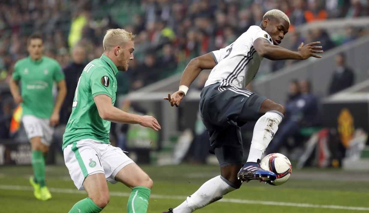 Paul Pogba (kanan) menjadi salah satu andalan untuk membongkar pertahanan lawan Saint-Etienne pada leg kedua babak 32 besar Liga Europa di Geoffroy Guichard stadium, Saint-Etienne, (22/2/2017).  MU menang 1-0. (AP/Laurent Cipria