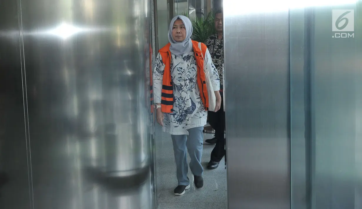 Kepala Dinas Peternakan Pemprov Jawa Timur Rohayati berjalan saat akan diperiksa di Gedung KPK, Jakarta, Jumat (7/7). Rohayati diperiksa sebagai saksi untuk Tersangka Rahman Agung. (Liputan6.com/Helmi Afandi)
