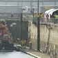 Perahu penyelamat tiba di Pelabuhan Dover setelah operasi pencarian dan penyelamatan besar diluncurkan dari lepas pantai Dungeness, di Kent, Rabu 14 Desember 2022, menyusul insiden terbaliknya perahu yang membawa migran di Selat Inggris. (Gareth Fuller/PA via AP)