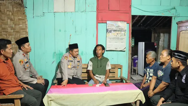 Kapolres Grobogan AKBP Ike Yulianto bersama jajaran bersama Kusyanto pencari bekicot yang viral saat diinterogasi dengan cara dicekik dan dibentak-bentak oleh seorang anggota polisi. (Foto: Liputan6.com/ Humas Polda Jateng)