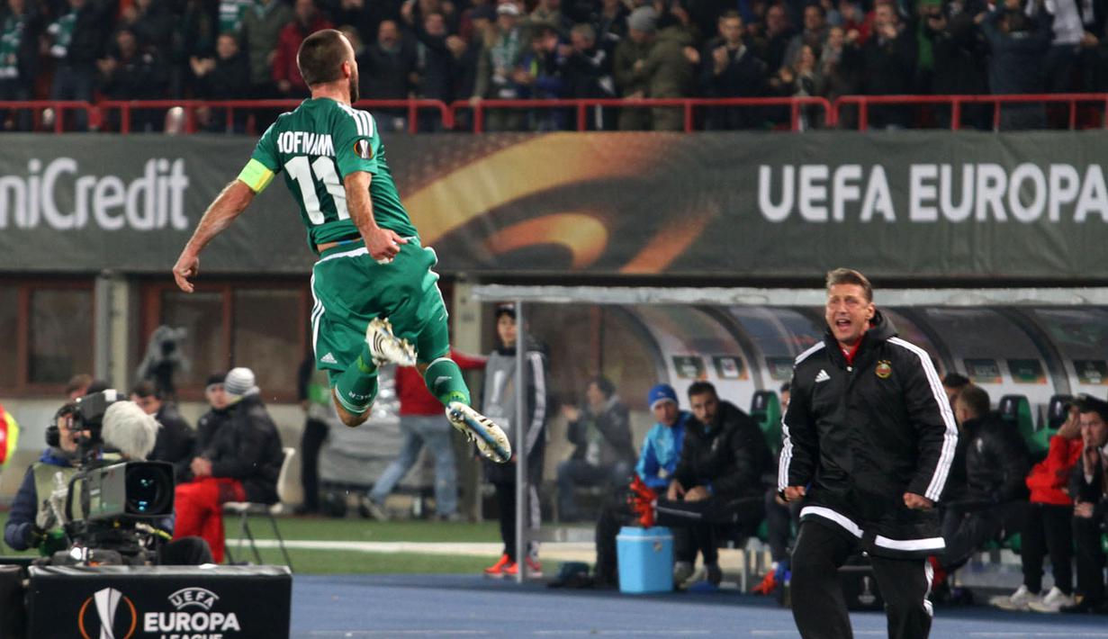 Selebrasi kapten Rapid, Steffen Hofmann, usai mencetak gol ke gawang Viktoria Plzen di babak pertama. Jumat (23/10/2015) dini hari WIB. (Bola.com/Reza Khomaini)
