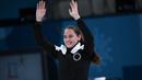 Atlet Curling Rusia Anastasia Bryzgalova merayakan kemenangannya usai meraih mendali perunggu dalam Olimpiade Musim Dingin 2018 di Gangneung, Korea Selatan (13/2). (AFP Photo / Wang Zhao)