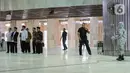 Presiden Joko Widodo atau Jokowi didampingi sejumlah menteri menyaksikan petugas menyemprotkan cairan disinfektan di Masjid Istiqlal, Jakarta, Jumat (13/3/2020). Proses sterilisasi dilakukan dalam rangka mencegah penularan virus corona Covid-19. (Liputan6.com/Faizal Fanani)