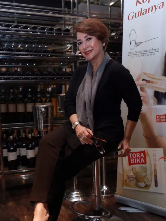 Sang sutradara juga mendatangi pemain senior Widyawati. Istri almarhum Sophan Sophiaan ini didapuk untuk memerankan tokoh Sulastri Kusumaningrum. (Galih W. Satria/Bintang.com)