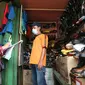 Pendataan pedangan di Tempat Penampungan Sementara (TPS) Pasar Turi Surabaya. (Dian Kurniawan/Liputan6.com)