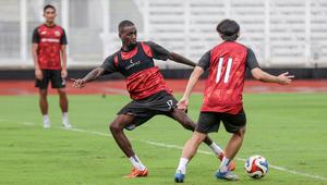 Pemain Persija Jakarta, Allano Lima (kiri) melakukan latihan resmi menjelang laga BRI Super League 2025/2026 melawan Persijap Jepara di Stadion Madya, Senayan, Jakarta, Jumat (02/01/2026). (Bola.com/Abdul Aziz)