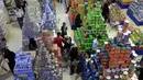 Warga berbelanja jelang bulan suci Ramadhan di supermarket di Ibu Kota Sanaa, Yaman, 30 Maret 2022. (MOHAMMED HUWAIS/AFP)