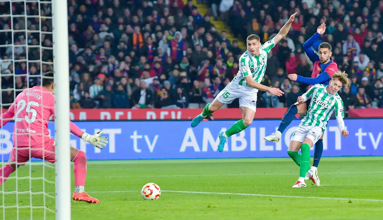 Pemain Barcelona, Ferran Torres, mencetak gol ke gawang Real Betis pada laga babak 16 besar Copa del Rey 2024/2025 yang dihelat di Estadi Olimpic Lluis Companys, Kamis (16/1/2025) dini hari WIB. (AFP/Manaure Quintero)