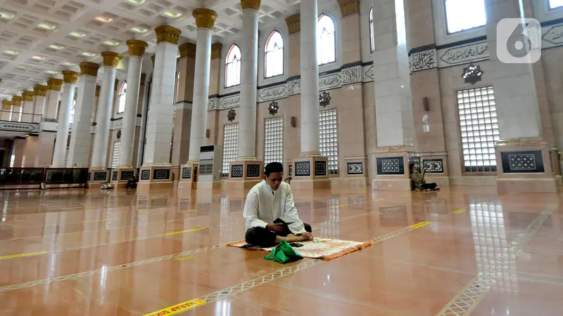 FOTO: Memperbanyak Ibadah Selama Ramadhan di Masjid Kubah Emas